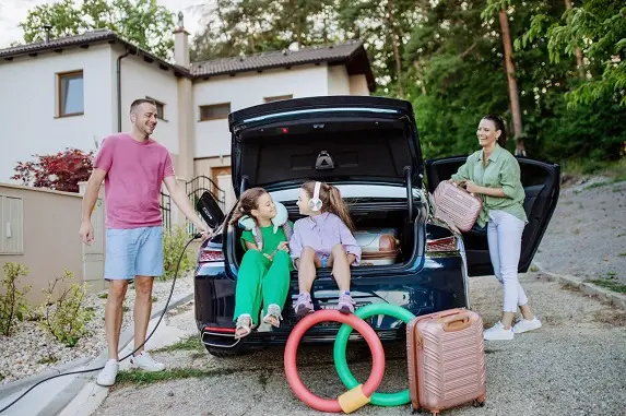 Une famille partant en vacances