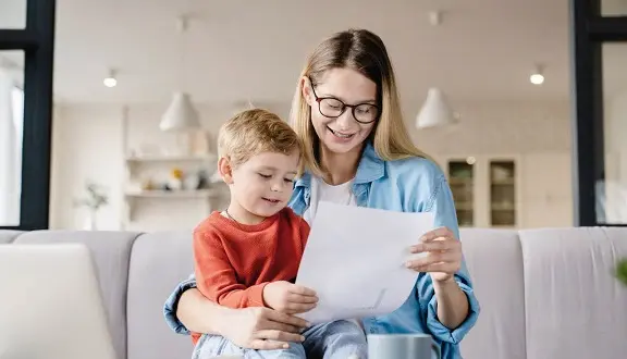 Une mère et son enfant regardant un document
