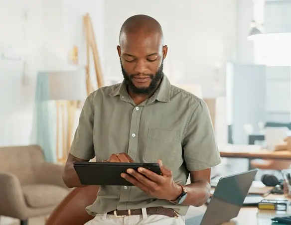 Un homme d'affaires saisissant des informations sur une tablette